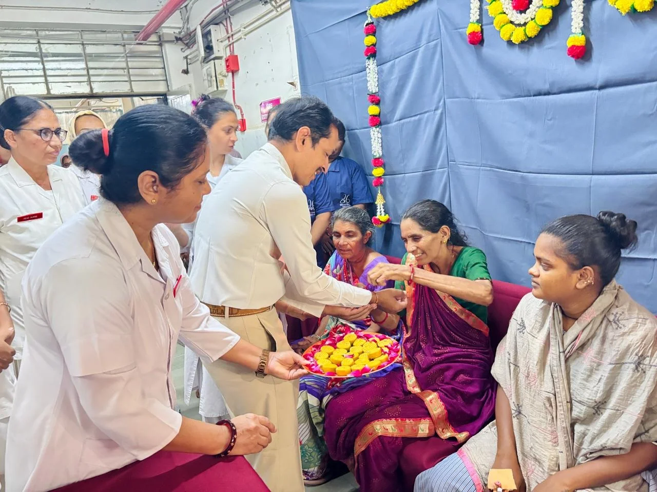 મહાત્મા ગાંધી હોસ્પિટલમાં દર્દીઓએ ડોક્ટરોને રાખડી બાંધી  રક્ષાબંધન પર્વે દર્દીઓએ તબીબો પ્રત્યે વ્યક્ત કર્યો સ્નેહ અને આભાર 